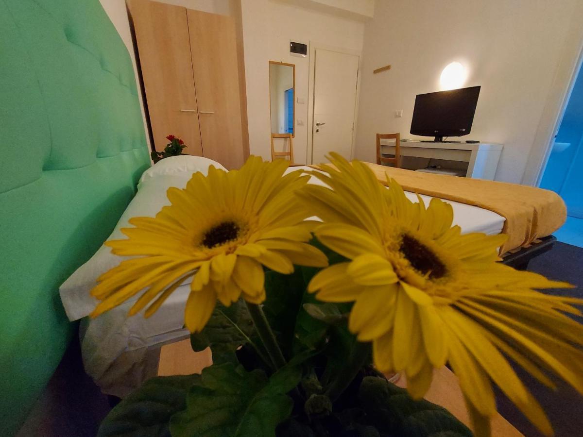 Hotel Senza Pensieri Riccione Kültér fotó