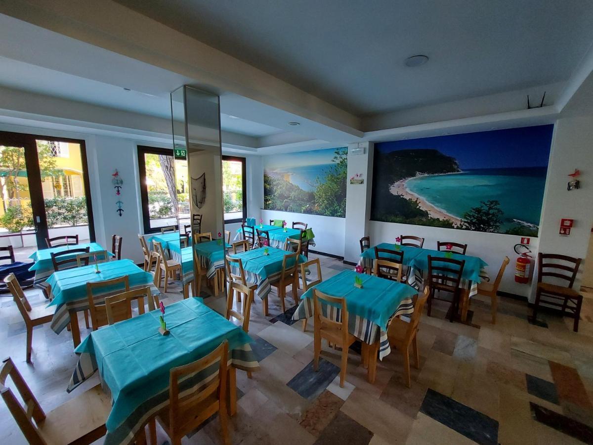Hotel Senza Pensieri Riccione Kültér fotó