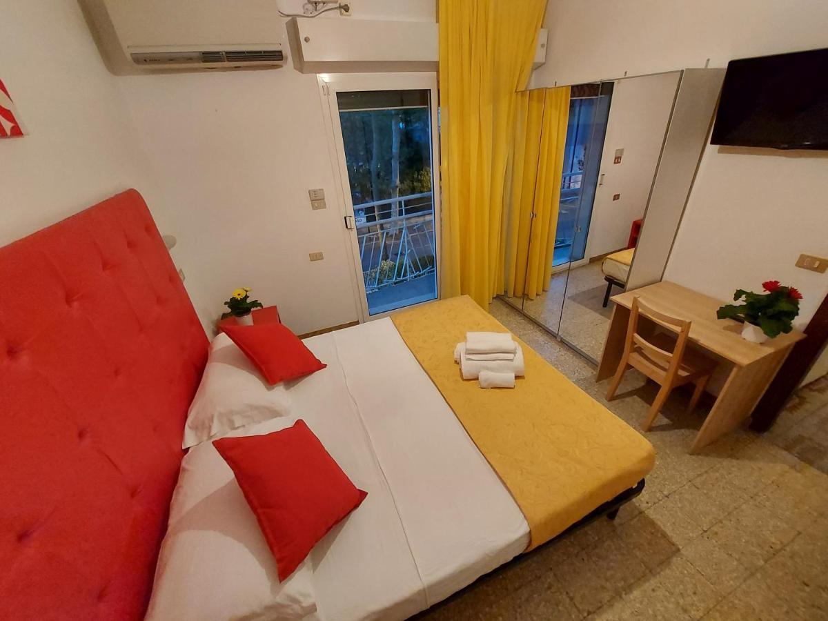 Hotel Senza Pensieri Riccione Kültér fotó